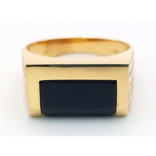 579 - A Modern 18K Yellow Gold and Enamel Gents Signet Ring. Black enamel with decorated sides. Size V. Re... 