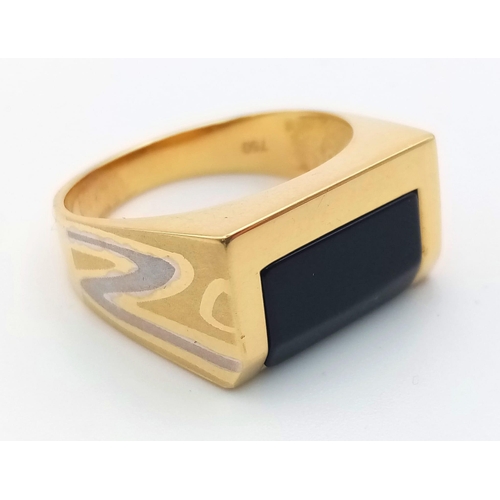 579 - A Modern 18K Yellow Gold and Enamel Gents Signet Ring. Black enamel with decorated sides. Size V. Re... 