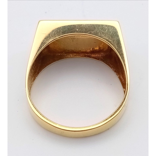 579 - A Modern 18K Yellow Gold and Enamel Gents Signet Ring. Black enamel with decorated sides. Size V. Re... 