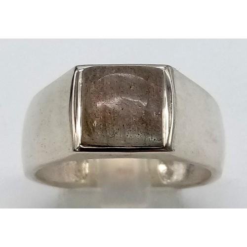 1300 - A Gents Labradorite 925 Sterling Silver Ring. Rectangular step cut. 3.90ct. 8g. Size V. Comes in a p... 