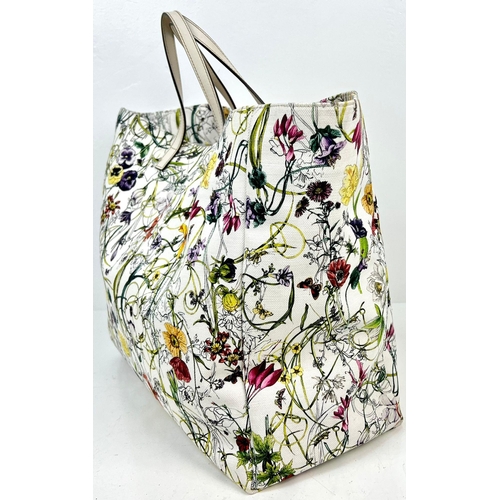 253 - A GUCCI FLORAL PRINT TOTE BAG IN CANVAS AND LEATHER, ALL OVERFLORAL PRINT WITH LOGO PLAQUE AND TWO T... 