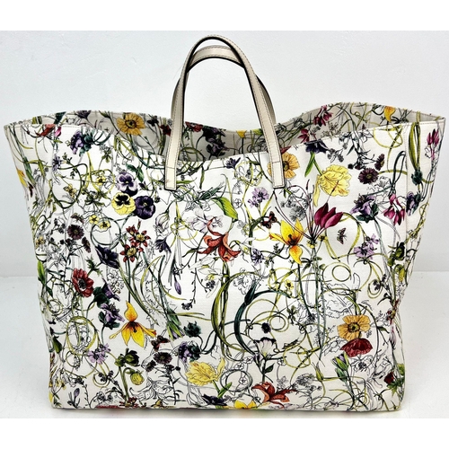 253 - A GUCCI FLORAL PRINT TOTE BAG IN CANVAS AND LEATHER, ALL OVERFLORAL PRINT WITH LOGO PLAQUE AND TWO T... 