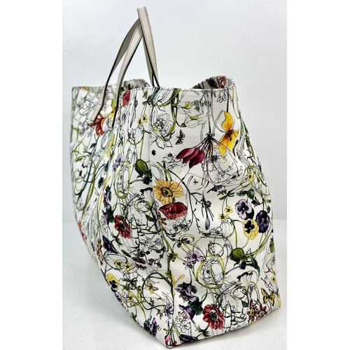 253 - A GUCCI FLORAL PRINT TOTE BAG IN CANVAS AND LEATHER, ALL OVERFLORAL PRINT WITH LOGO PLAQUE AND TWO T... 