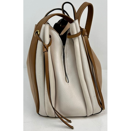 658 - A BEAUTIFUL BEIGE AND CREAM COACH HANDBAG IN SOFT LEATHER AND SUEDE LINED IN VERY GOOD CONDITION.