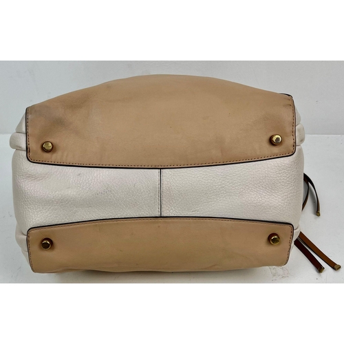 658 - A BEAUTIFUL BEIGE AND CREAM COACH HANDBAG IN SOFT LEATHER AND SUEDE LINED IN VERY GOOD CONDITION.