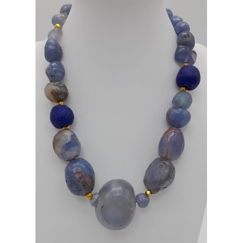 1130 - A LARGE LAPIS & BLUE QUARTZ NECKLACE SET IN YELLOW METAL, WEIGHT 140G