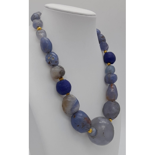 1130 - A LARGE LAPIS & BLUE QUARTZ NECKLACE SET IN YELLOW METAL, WEIGHT 140G