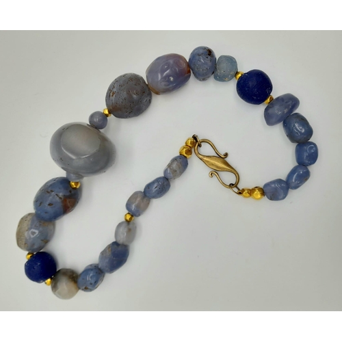 1130 - A LARGE LAPIS & BLUE QUARTZ NECKLACE SET IN YELLOW METAL, WEIGHT 140G