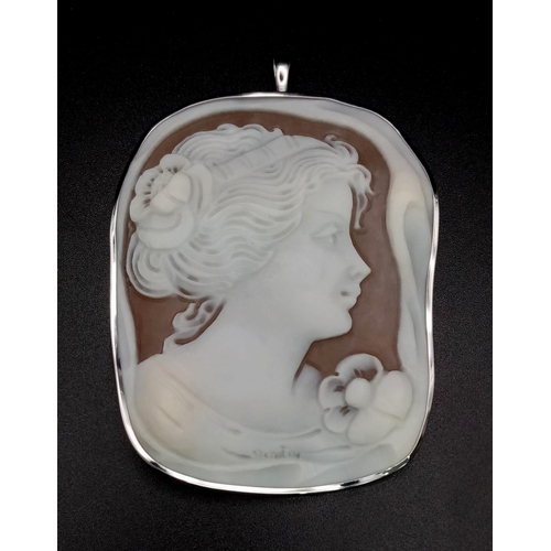 811 - 18K WHITE GOLD  CAMEO PENDANT, SIGNED BY ARTIST, 7CM X 5.5CM, WEIGHT 28G