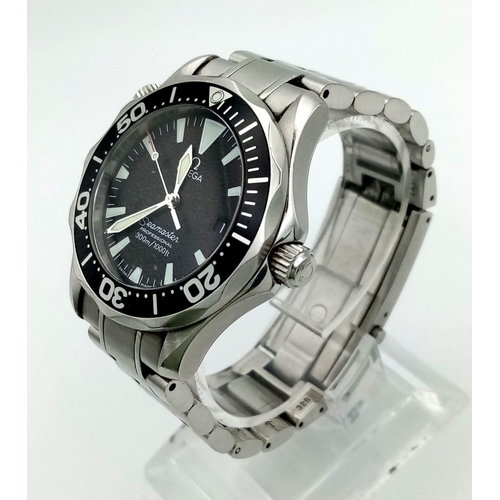 822 - An Omega Seamaster Professional Gents Watch. Stainless steel strap and case - 38mm. Black dial with ... 