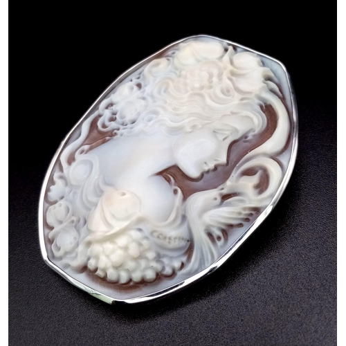 825 - A BEAUTIFUL 18K WHITE GOLD CAMEO PENDANT, SIGNED BY ARTIST,  6CM X 5CM, WEIGHT 17.5G