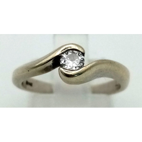 881 - 9K WHITE GOLD DIAMOND TWIST SOLITAIRE RING, 0.17CT DIAMOND, 2.8G SIZE M