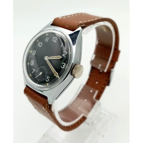 990 - A VINTAGE MILITARY STYLE WRIST WATCH WITH MANUAL MOVEMENT AND LEATHER STRAP.  32mm   FWO.