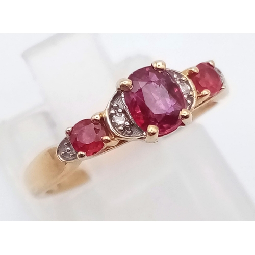 1085 - 9K YELLOW GOLD DIAMOND & RUBY RING, WEIGHT 1.6G SIZE I