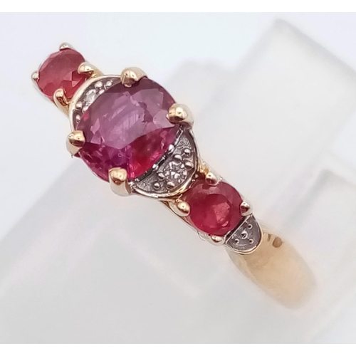 1085 - 9K YELLOW GOLD DIAMOND & RUBY RING, WEIGHT 1.6G SIZE I