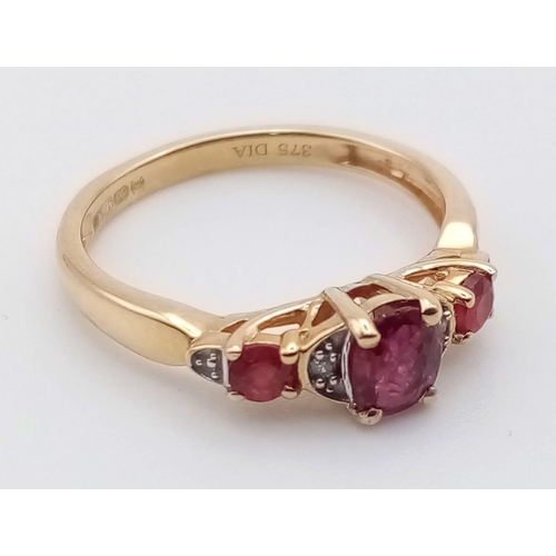 1085 - 9K YELLOW GOLD DIAMOND & RUBY RING, WEIGHT 1.6G SIZE I