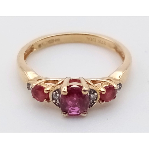 1085 - 9K YELLOW GOLD DIAMOND & RUBY RING, WEIGHT 1.6G SIZE I