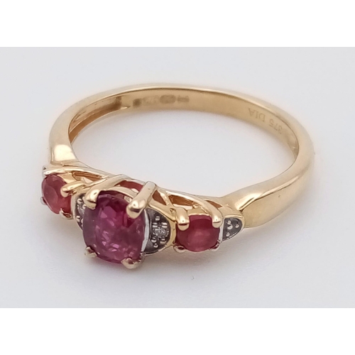 1085 - 9K YELLOW GOLD DIAMOND & RUBY RING, WEIGHT 1.6G SIZE I