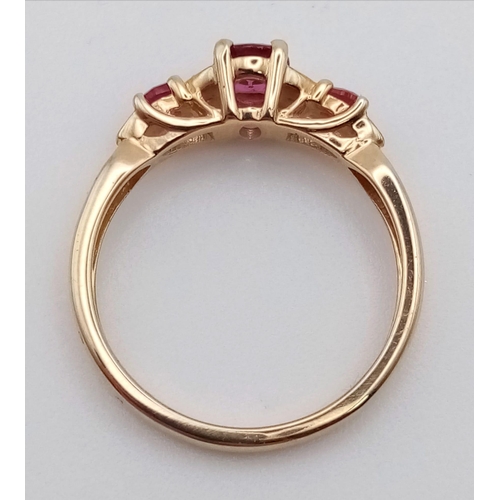 1085 - 9K YELLOW GOLD DIAMOND & RUBY RING, WEIGHT 1.6G SIZE I