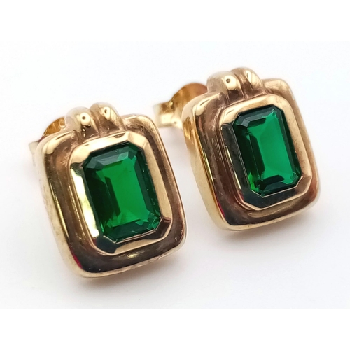 1099 - A PAIR OF 9K YELLOW GOLD GREEN STONE SET EARIRNGS 2.6G