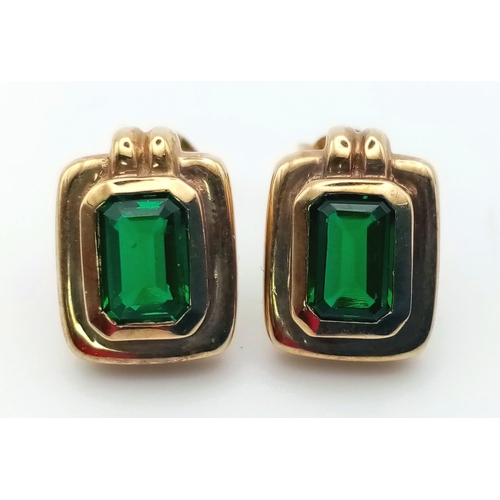 1099 - A PAIR OF 9K YELLOW GOLD GREEN STONE SET EARIRNGS 2.6G