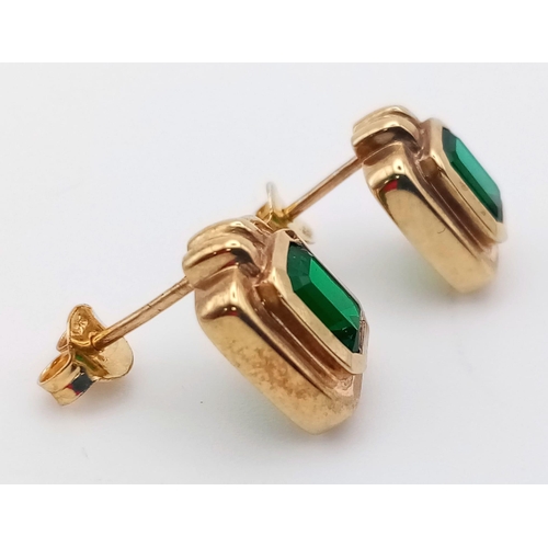 1099 - A PAIR OF 9K YELLOW GOLD GREEN STONE SET EARIRNGS 2.6G