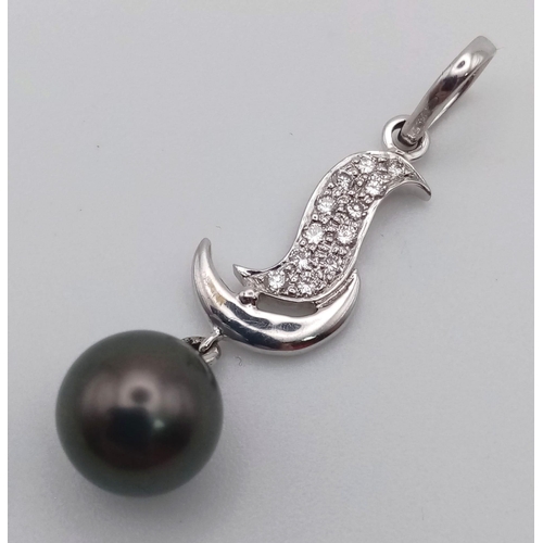 465 - 18K WHITE GOLD DIAMOND & BLACK PEARL PENDANT, WEIGHT 2.4G TOTAL, PENDANT 32MM DROP APPROX AND PEARL ... 