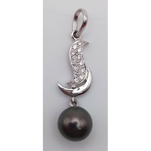 465 - 18K WHITE GOLD DIAMOND & BLACK PEARL PENDANT, WEIGHT 2.4G TOTAL, PENDANT 32MM DROP APPROX AND PEARL ... 