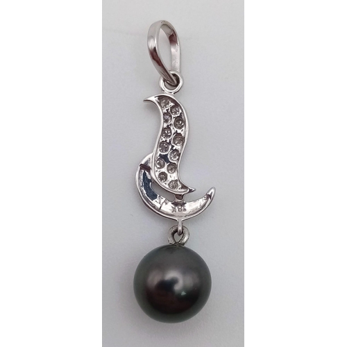 465 - 18K WHITE GOLD DIAMOND & BLACK PEARL PENDANT, WEIGHT 2.4G TOTAL, PENDANT 32MM DROP APPROX AND PEARL ... 