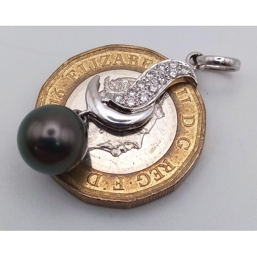 465 - 18K WHITE GOLD DIAMOND & BLACK PEARL PENDANT, WEIGHT 2.4G TOTAL, PENDANT 32MM DROP APPROX AND PEARL ... 