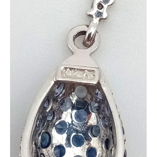 472 - 14K WHITE GOLD BLUE STONE SET PEAR SHAPE PENDANT TAPERING COLOURS WITH 18K WHITE GOLD CHAIN, WEIGHT ... 