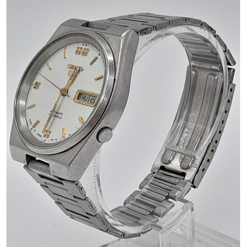 1388 - A Vintage Seiko 5 Automatic Gents watch. Stainless steel strap and case - 38mm. White dial with day/... 