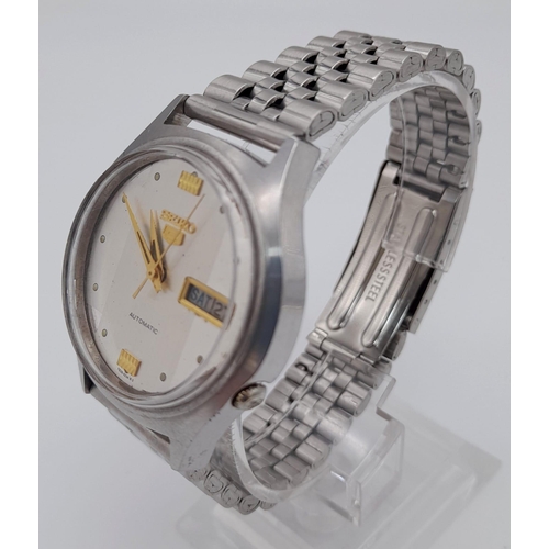 1395 - A Vintage Seiko 5 Automatic Gents Watch. Stainless steel strap and case - 36mm. Two tone dial with d... 