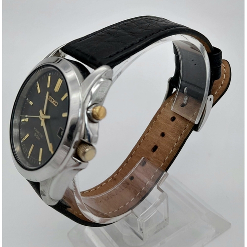 453 - A Vintage Seiko Kinetic 50M Gents Watch. Black leather strap. Stainless steel case - 36m. Black dial... 