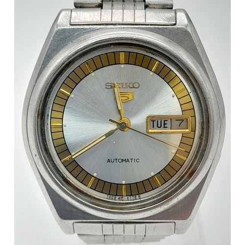 872 - A Vintage Seiko Automatic Gents Watch. Stainless steel strap and case - 38mm. Silver and gold tone d... 