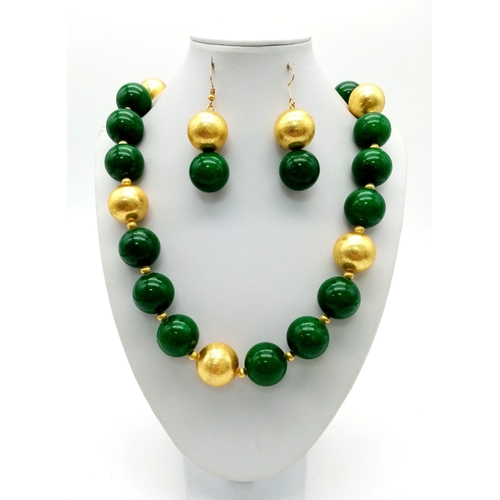 879 - A very glamorous and substantial, Chinese, large (20 mm) beaded green jade necklace, with 18 K yello... 