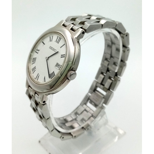 1112 - A Vintage Seiko V739-0A40 Quartz Gents Watch. Stainless steel strap and case - 36mm. White dial with... 