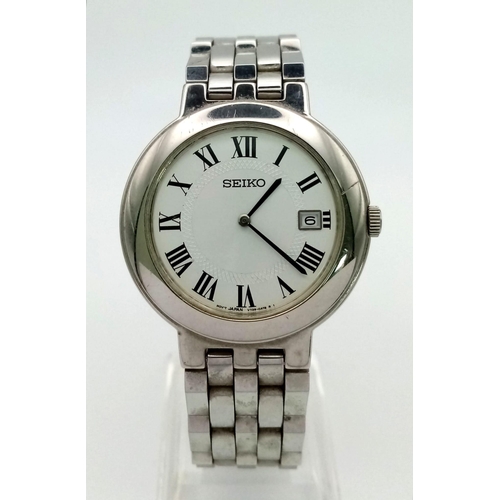 1112 - A Vintage Seiko V739-0A40 Quartz Gents Watch. Stainless steel strap and case - 36mm. White dial with... 