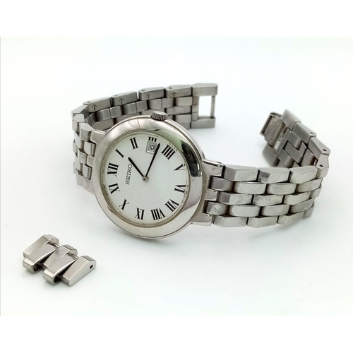 1112 - A Vintage Seiko V739-0A40 Quartz Gents Watch. Stainless steel strap and case - 36mm. White dial with... 