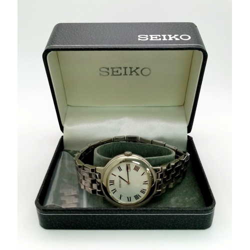 1112 - A Vintage Seiko V739-0A40 Quartz Gents Watch. Stainless steel strap and case - 36mm. White dial with... 