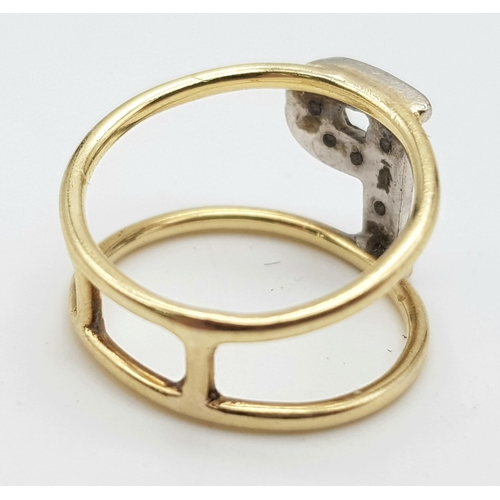 1188 - A 9K yellow gold ring with a white gold, diamond set letter P. Ring size: F, weight: 2 g.