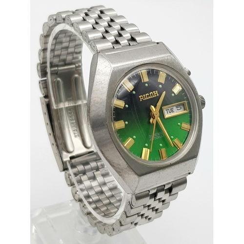 136 - A Vintage 21 Jewel Ricoh Automatic Gents Watch. Stainless steel strap and case - 38mm. Beautiful gre... 