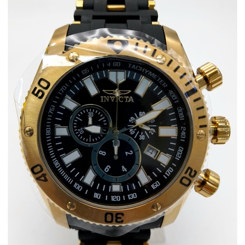 1098 - An Invicta Chronograph Gents watch. Black rubber strap on. Gilded case - 52mm. Black dial with three... 