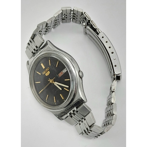 1312 - A Vintage Seiko 5 Automatic Gents Watch. Stainless steel strap and case - 36mm. Black dial with day/... 