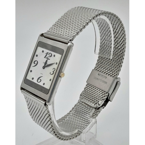 844 - A Vintage Concord Gents Watch. Stainless steel strap and case - 25 x 32mm. White dial. Quartz moveme... 