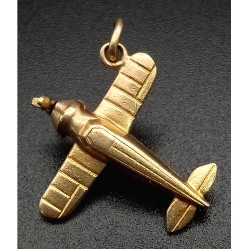 1180 - A 9K yellow gold aeroplane charm with spinning propeller. Length: 22 mm, weight: 2.3 g.