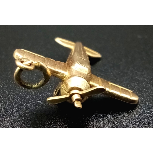 1180 - A 9K yellow gold aeroplane charm with spinning propeller. Length: 22 mm, weight: 2.3 g.