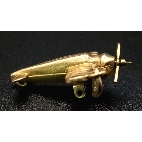 1180 - A 9K yellow gold aeroplane charm with spinning propeller. Length: 22 mm, weight: 2.3 g.