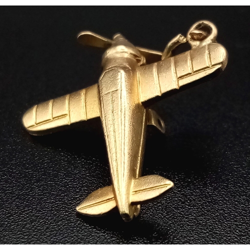 1180 - A 9K yellow gold aeroplane charm with spinning propeller. Length: 22 mm, weight: 2.3 g.