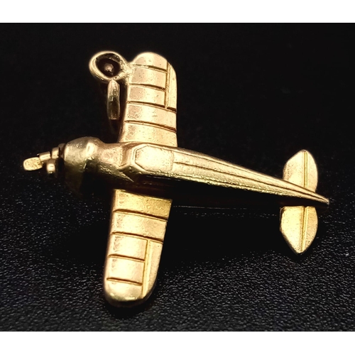 1180 - A 9K yellow gold aeroplane charm with spinning propeller. Length: 22 mm, weight: 2.3 g.